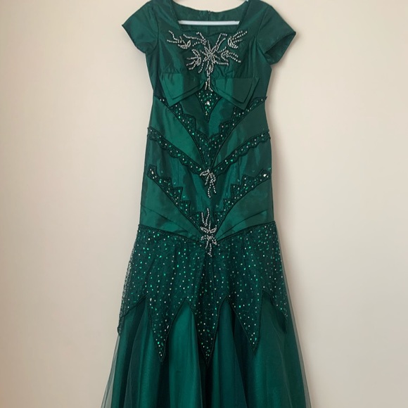 Ladies Gown - Picture 2 of 5